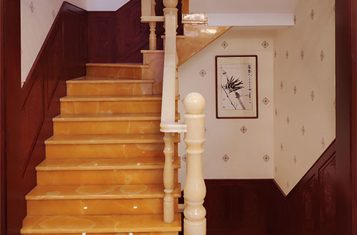 齐河中式别墅室内汉白玉石楼梯的定制安装装饰效果